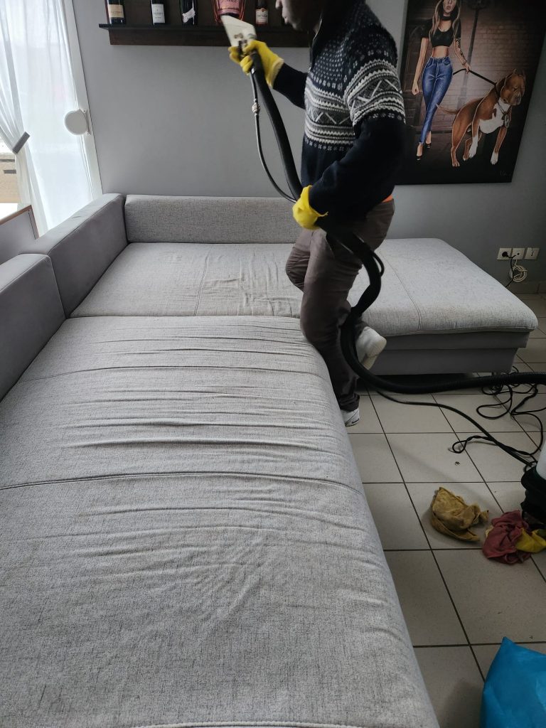 Image du nettoyage d'un canapé à Nantes
